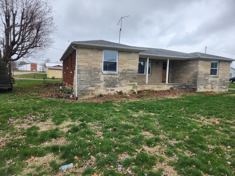 108 SW 2nd St in Loogootee, IN - Foto de edificio