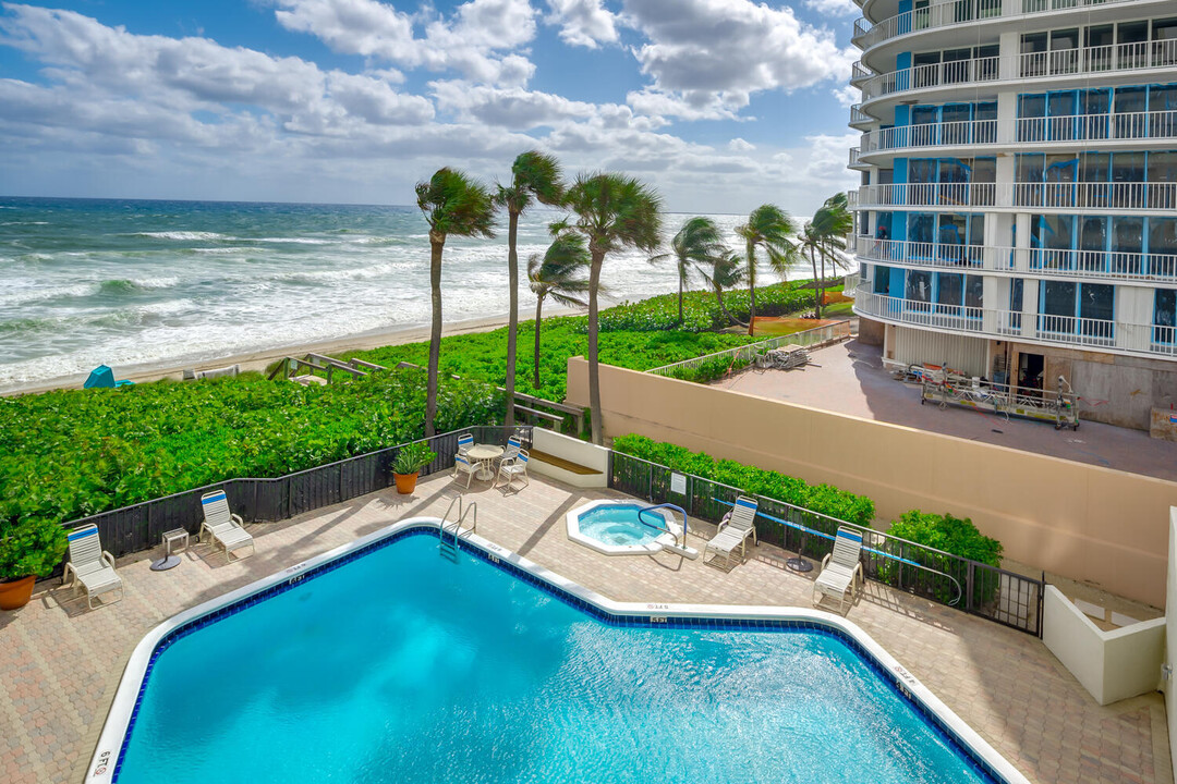 3201 S Ocean Blvd-Unit -301 in Highland Beach, FL - Foto de edificio