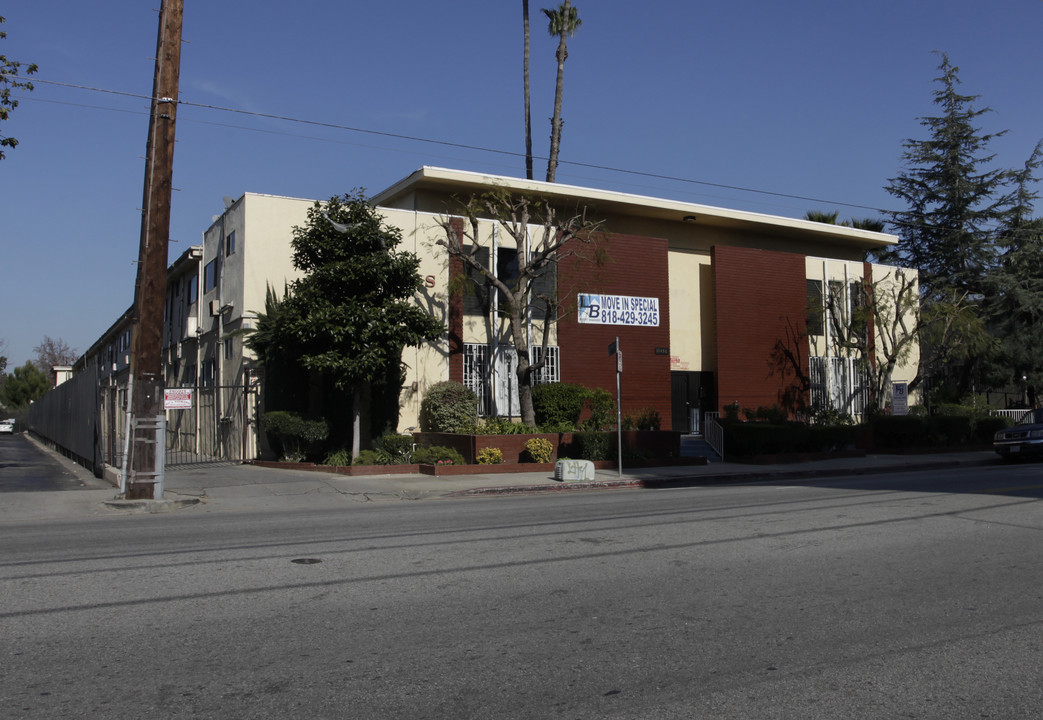 13855 Oxnard St in Van Nuys, CA - Foto de edificio