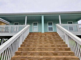 527 12th St in San Leon, TX - Building Photo