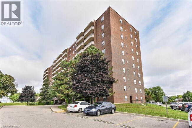 1100 Courtland Ave E in Kitchener, ON - Building Photo - Building Photo