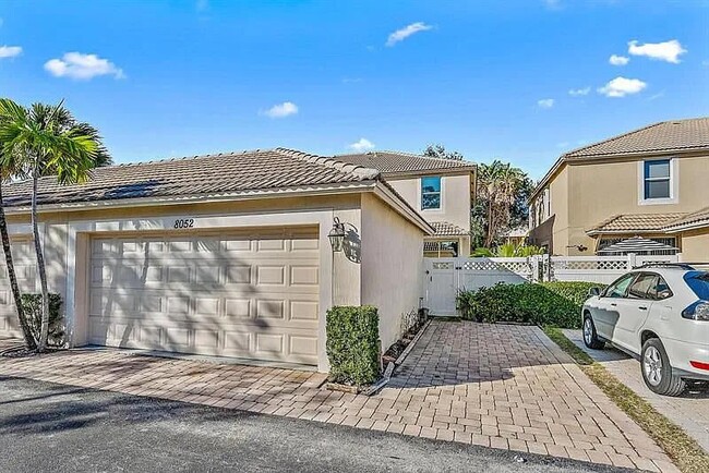 8052 Murano Cir in Palm Beach Gardens, FL - Building Photo - Building Photo