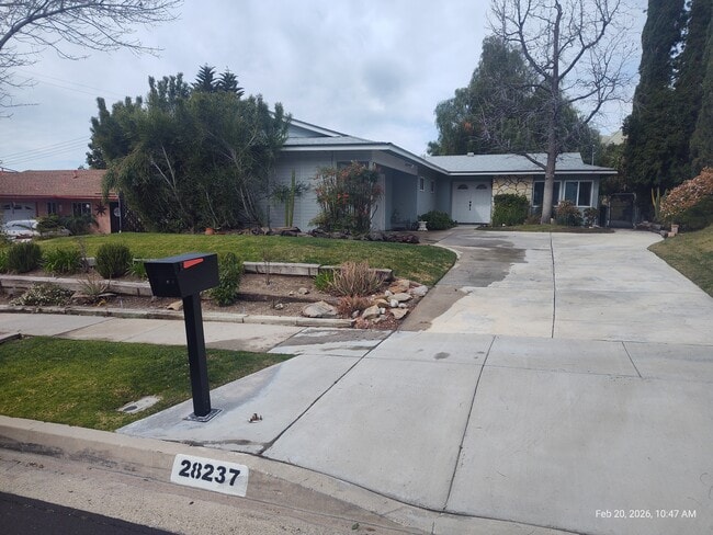 28237 Hot Springs Ave in Santa Clarita, CA - Building Photo - Building Photo