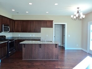 300 Oakwell Cir in Calera, AL - Building Photo - Building Photo