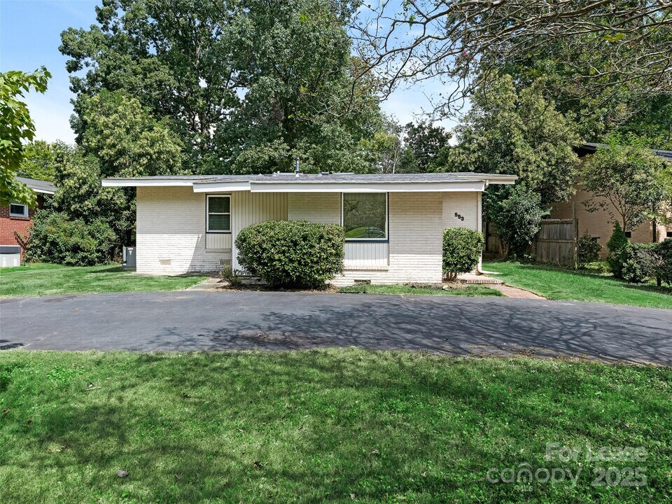 553 Kenlough Dr in Charlotte, NC - Building Photo