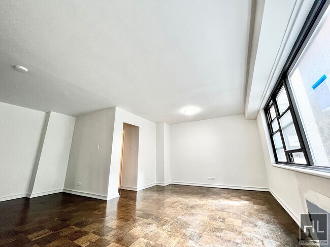 E 16 ST, Unit 5J in New York, NY - Building Photo - Building Photo