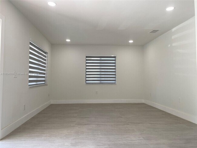 3190 SW 26th St-Unit -FRONT in Miami, FL - Building Photo - Building Photo