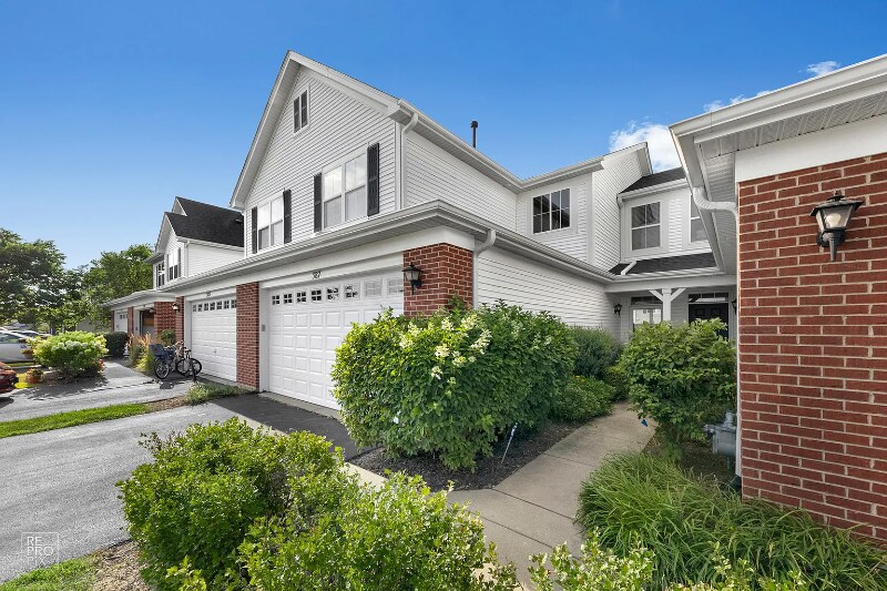 387 McGrath Dr in Oswego, IL - Building Photo