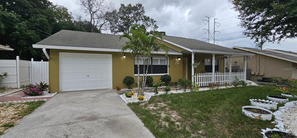 825 Pine St in Tarpon Springs, FL - Building Photo