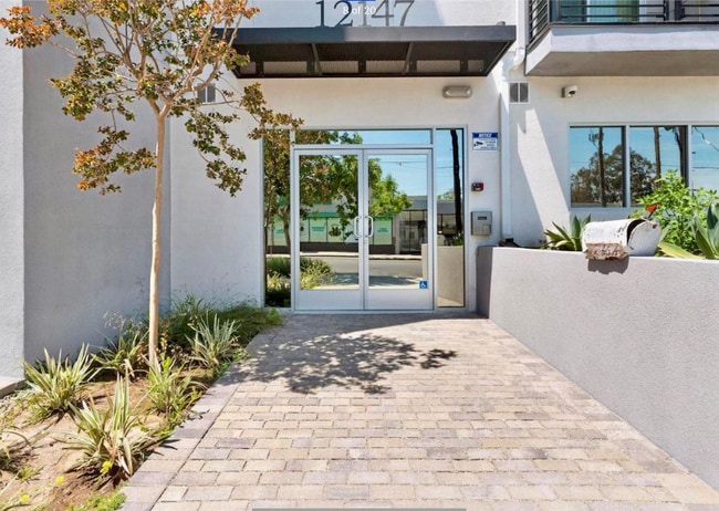 12147 Magnolia Blvd in Los Angeles, CA - Foto de edificio - Building Photo