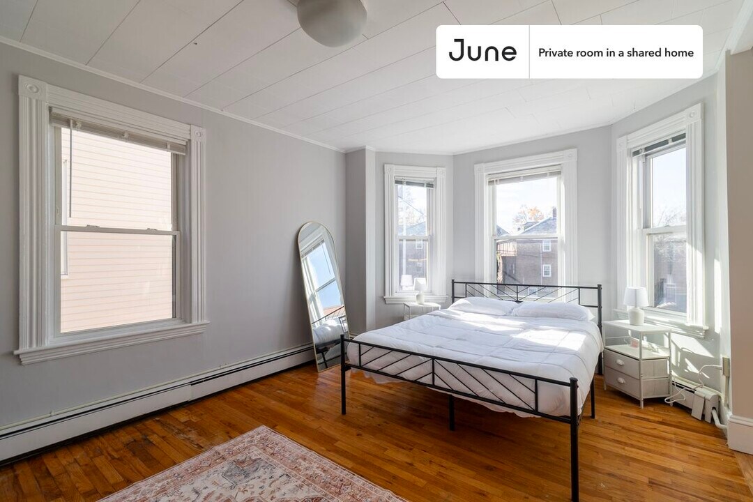 Private bedroom in 3 bed/1 bath Home in Boston, MA - Building Photo