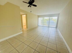4215 N University Dr, Unit 315 in Sunrise, FL - Foto de edificio - Building Photo