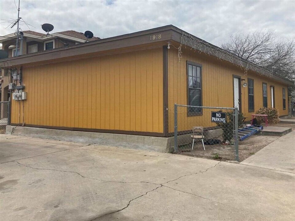 1918 N Smith Ave in Laredo, TX - Building Photo