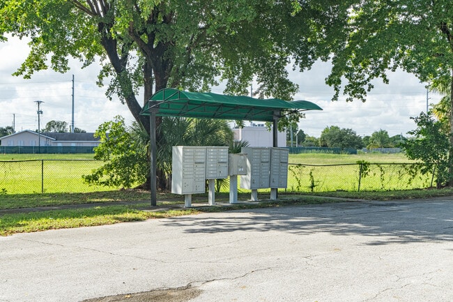 Lake Arjaro Apartments in West Palm Beach, FL - Foto de edificio - Building Photo