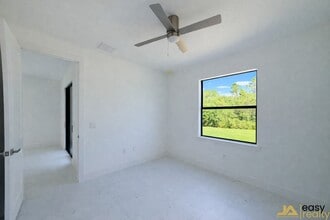 1047 Jaguar Blvd in Lehigh Acres, FL - Foto de edificio - Building Photo