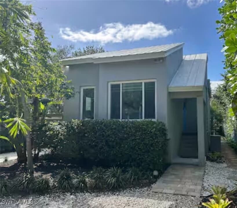 2548 Weeks Ave in Naples, FL - Building Photo