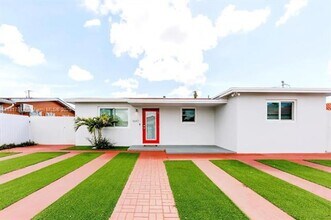 1647 NW 29th Ave in Miami, FL - Building Photo - Building Photo