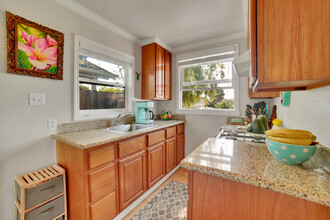 21661 E Cliff Dr in Santa Cruz, CA - Building Photo - Interior Photo