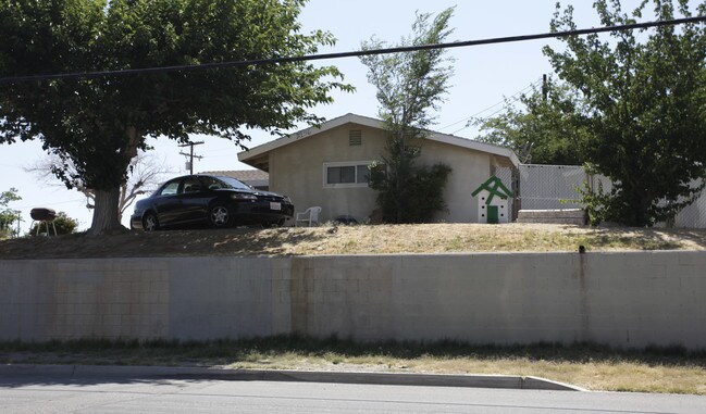 15156 Mojave Dr in Victorville, CA - Building Photo - Building Photo