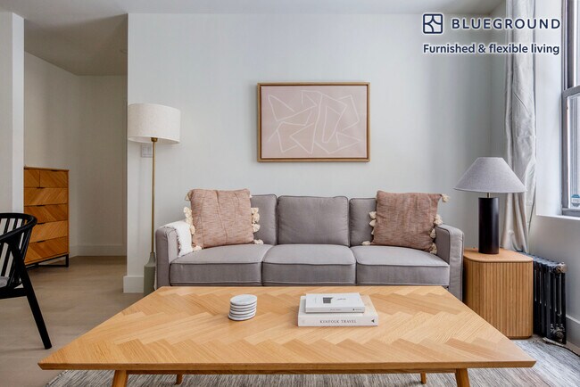 300 W 21st St in New York, NY - Building Photo - Building Photo