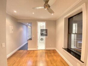 Mott Street in New York, NY - Foto de edificio - Building Photo