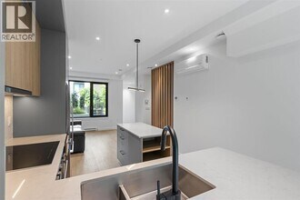 606 Foster Ave in Coquitlam, BC - Building Photo - Building Photo