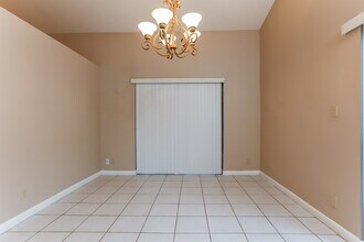 21080 Woodspring Ave in Boca Raton, FL - Foto de edificio - Building Photo