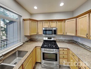 7535 SW Onnaf Ct, Unit 245 Holland Drive - Unit 12 in Tigard, OR - Foto de edificio - Building Photo