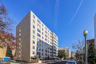 2401 H St NW in Washington, DC - Building Photo - Building Photo