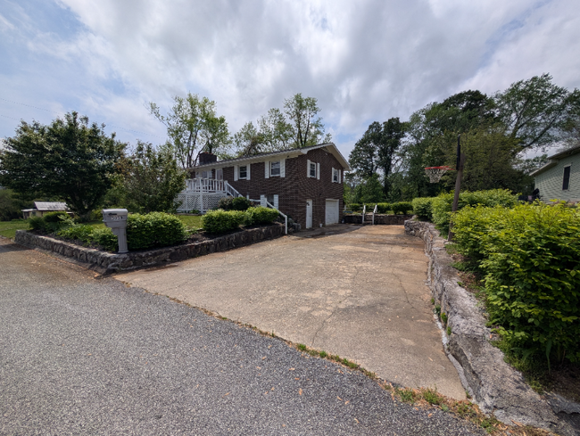 505 N Stanwood Ln in Hendersonville, NC - Building Photo - Building Photo