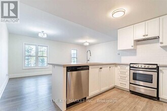 760-760 Lakeshore Rd E in Mississauga, ON - Building Photo - Building Photo