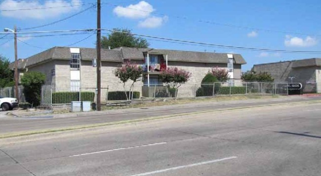 Chapel Brook in Dallas, TX - Building Photo - Building Photo