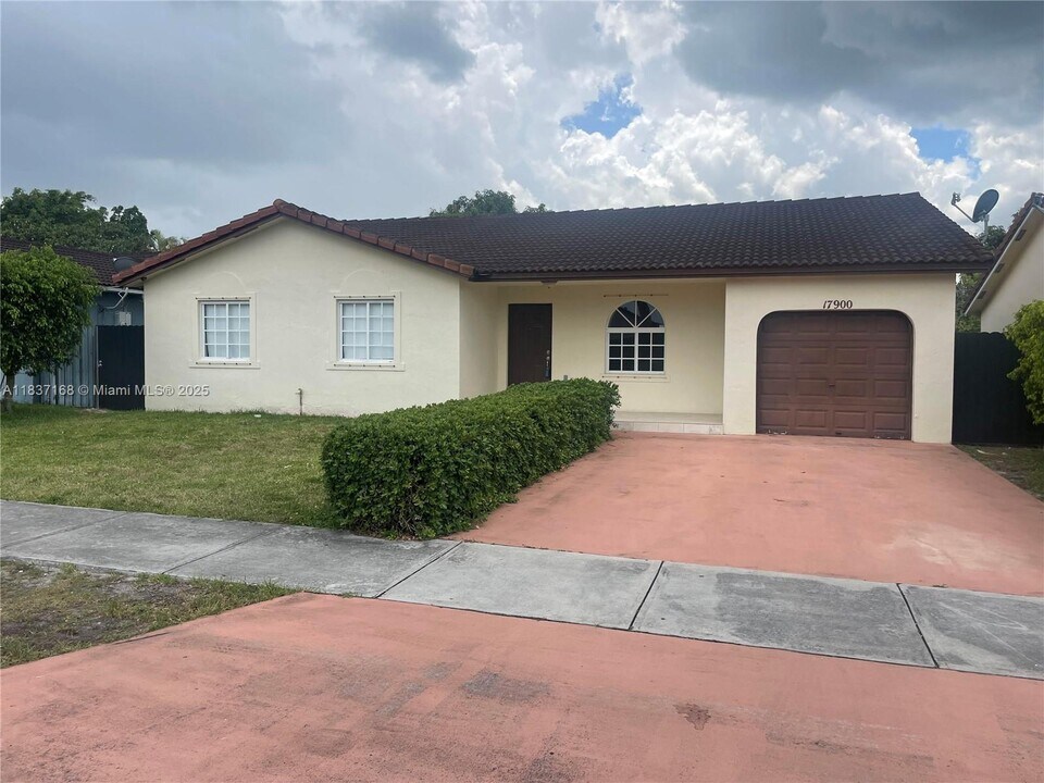 17900 SW 154th Ct in Miami, FL - Building Photo