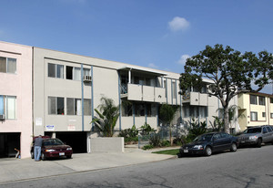 917 N Curson Ave Apartments