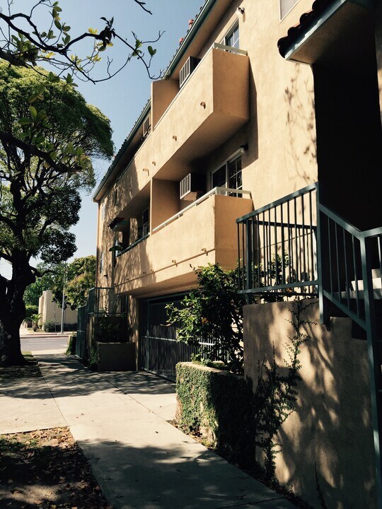 2400 Beverley Ave in Santa Monica, CA - Building Photo