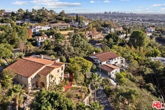 2856 Glendower Ave in Los Angeles, CA - Foto de edificio - Building Photo