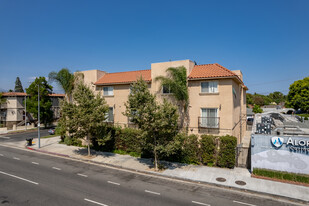 4854 Laurel Canyon Blvd in Valley Village, CA - Foto de edificio - Building Photo