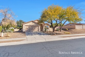 2535 E Petroglyph Ln in Oro Valley, AZ - Building Photo - Building Photo