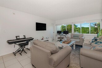 100 Lakeview Dr in Weston, FL - Foto de edificio - Building Photo