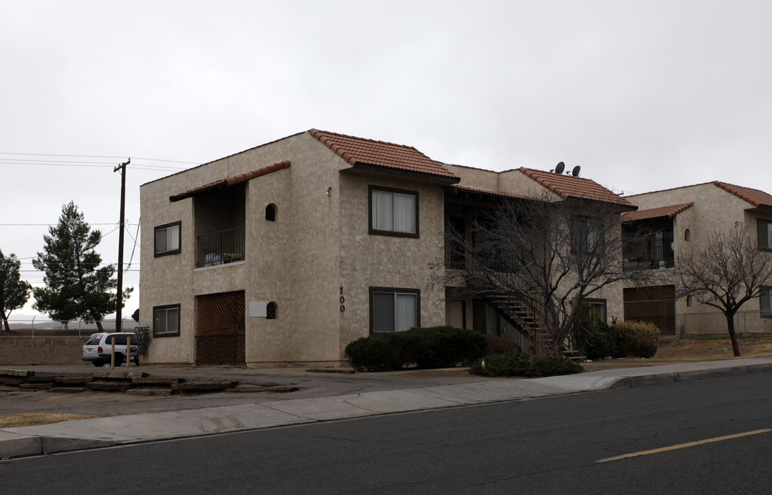 700 E Virginia Way in Barstow, CA - Building Photo