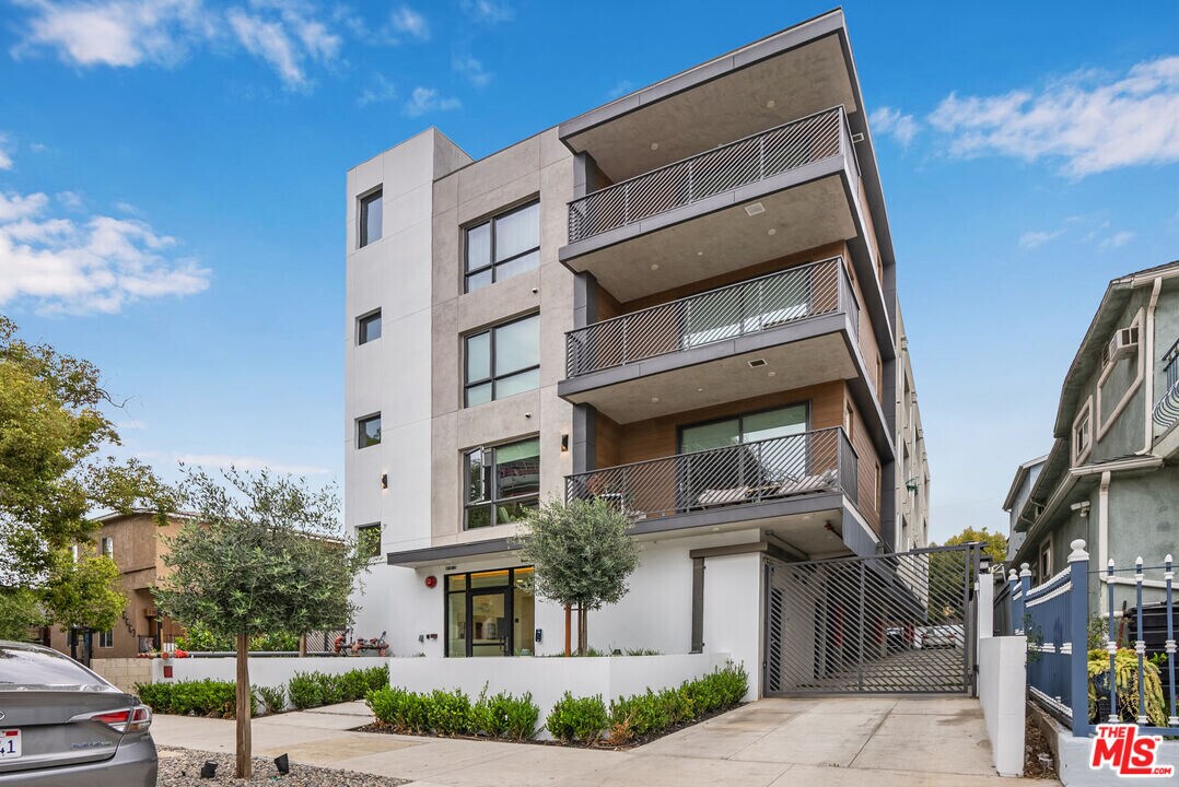 5657 Virginia Ave in Los Angeles, CA - Building Photo