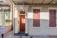 827 Burgundy St in New Orleans, LA - Foto de edificio - Building Photo