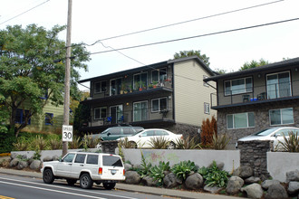 Sacramento Heights Condominium in Portland, OR - Building Photo - Building Photo