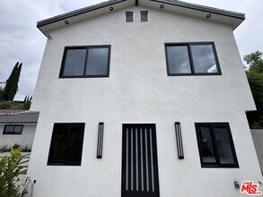 20529 Miranda Pl in Woodland Hills, CA - Building Photo - Building Photo
