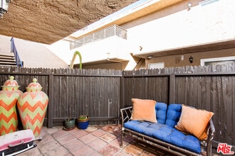 3219 Colorado Ave in Santa Monica, CA - Building Photo - Building Photo