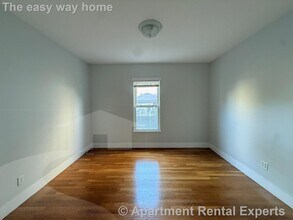 69 Raymond Ave in Somerville, MA - Building Photo - Building Photo