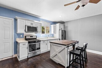 19403 Welby Way in Los Angeles, CA - Foto de edificio - Building Photo