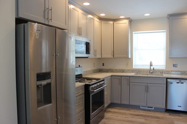 4976 N 132nd St in Butler, WI - Foto de edificio - Building Photo