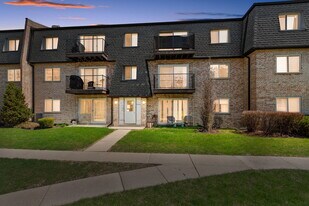 9446 Bay Colony Dr in Des Plaines, IL - Building Photo