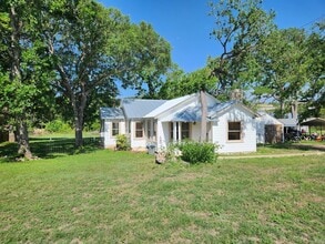 692 Town Creek Rd in Kerrville, TX - Building Photo - Building Photo
